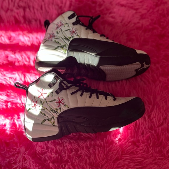 Girls Grade School Jordan 12 size 6 - Picture 1 of 4